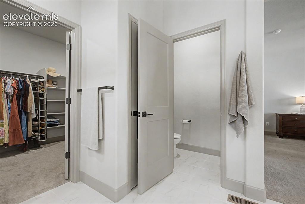 Image 19 of 46: Bathroom