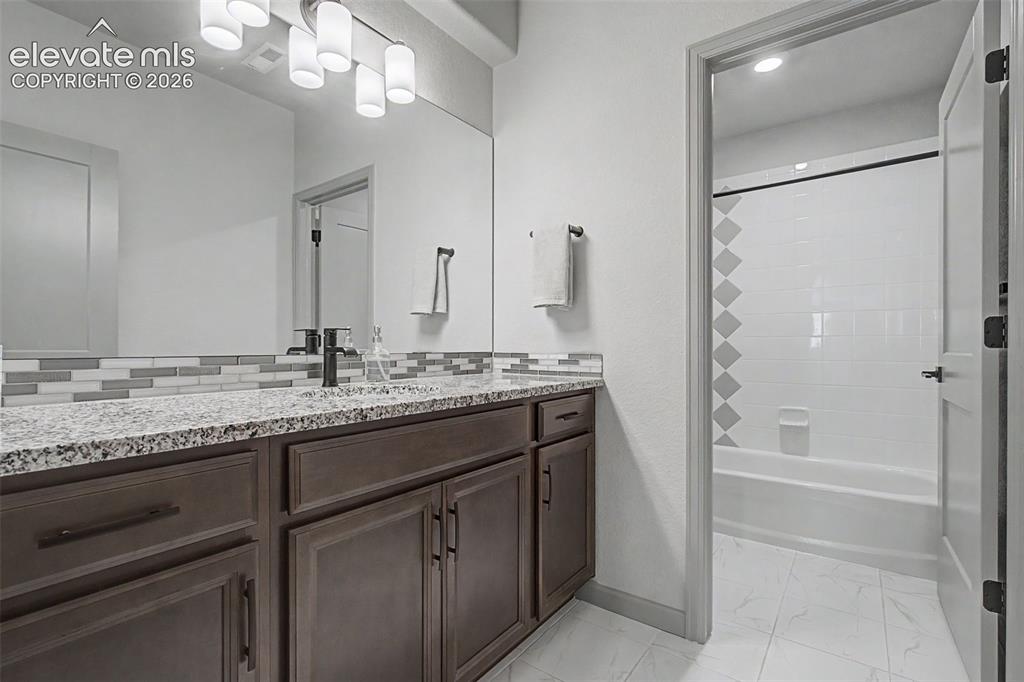 Image 33 of 46: Bathroom