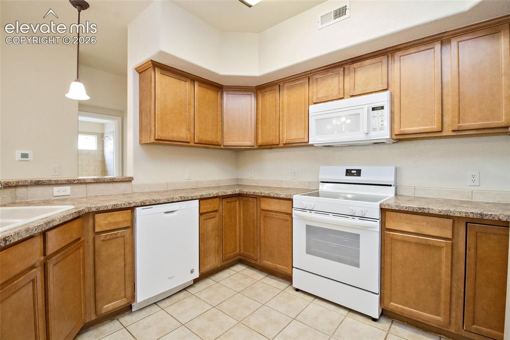 Image 15 of 44: Kitchen