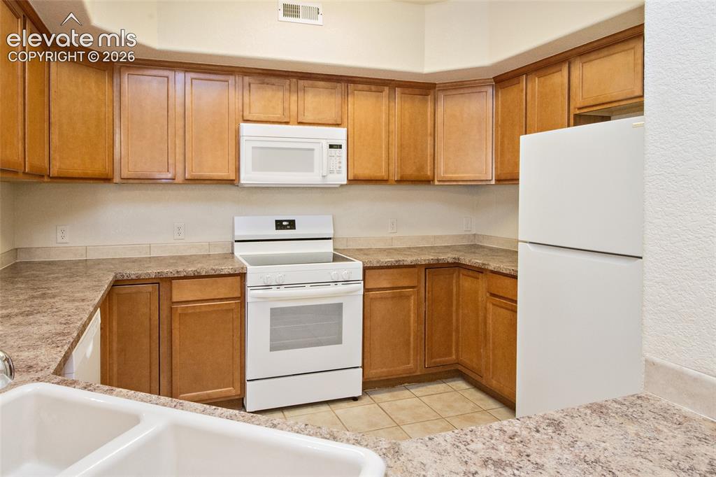 Image 16 of 44: Kitchen