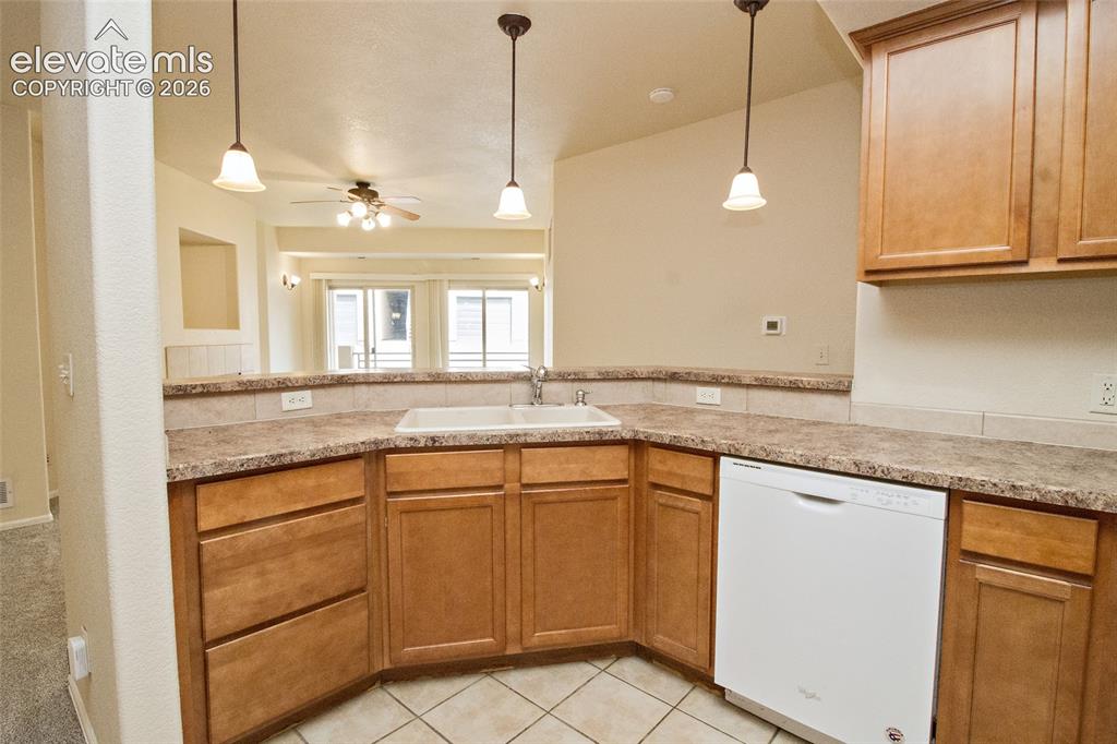 Image 18 of 44: Kitchen