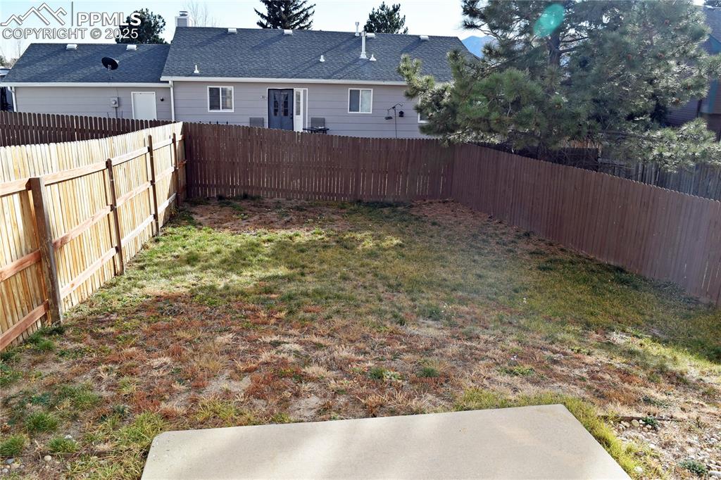 Image 6 of 16: Separate fenced back yard