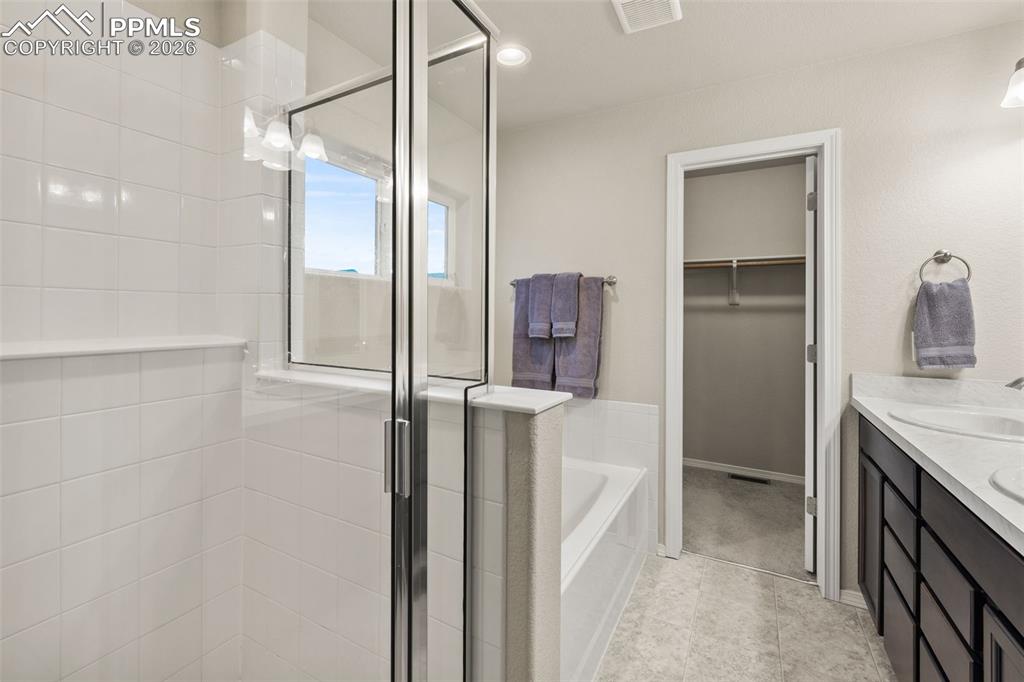 Image 25 of 37: Bathroom