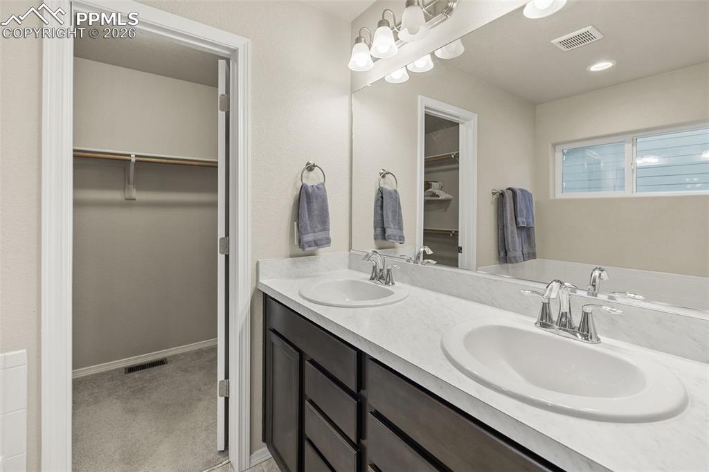 Image 26 of 37: Bathroom