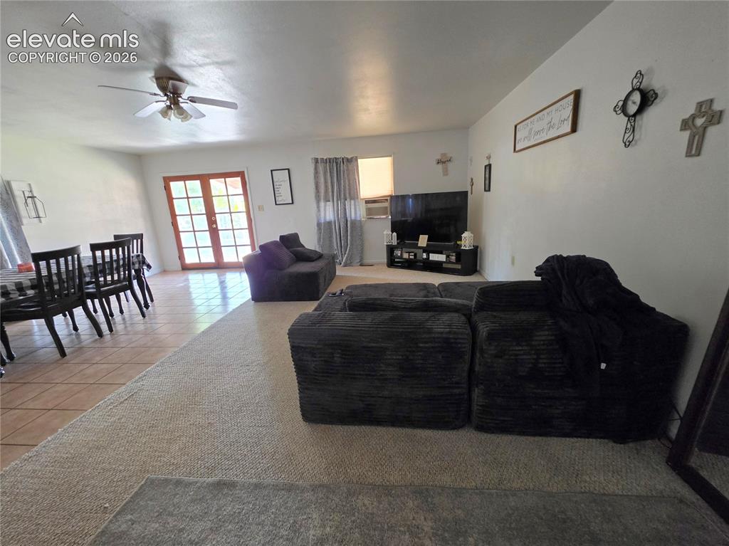 Image 14 of 39: Family Room