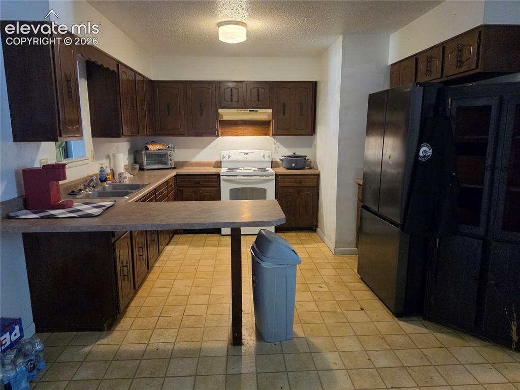 Image 23 of 39: Kitchen