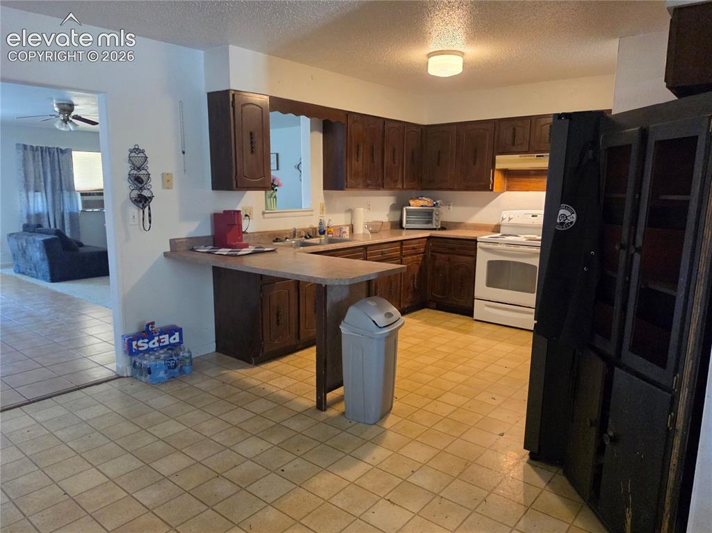 Image 24 of 39: Kitchen
