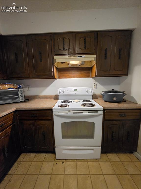 Image 27 of 39: Kitchen