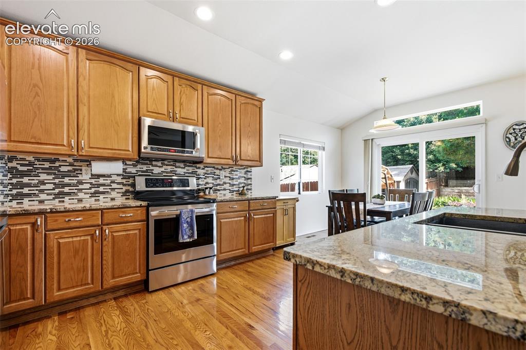 Image 12 of 50: Kitchen