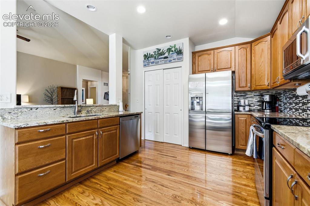 Image 14 of 50: Kitchen