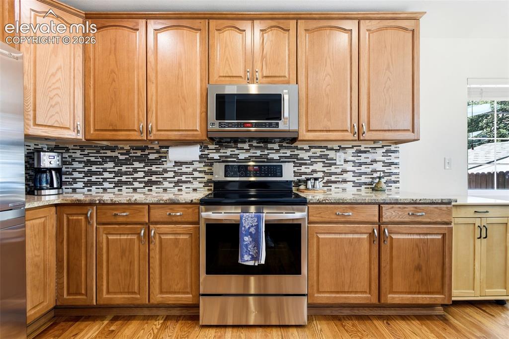 Image 15 of 50: Kitchen
