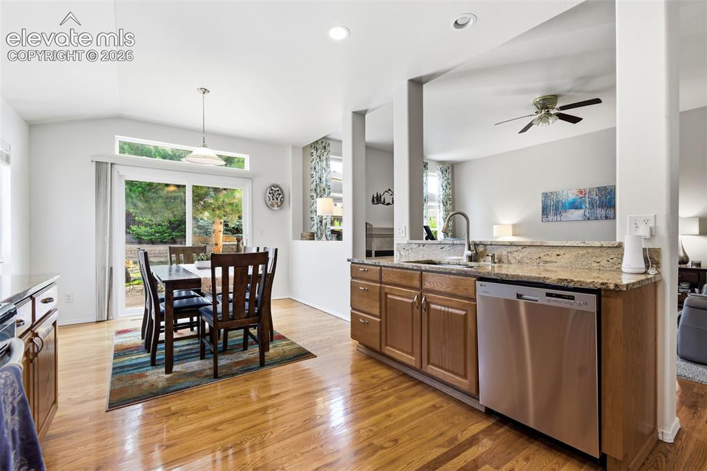 Image 16 of 50: Kitchen