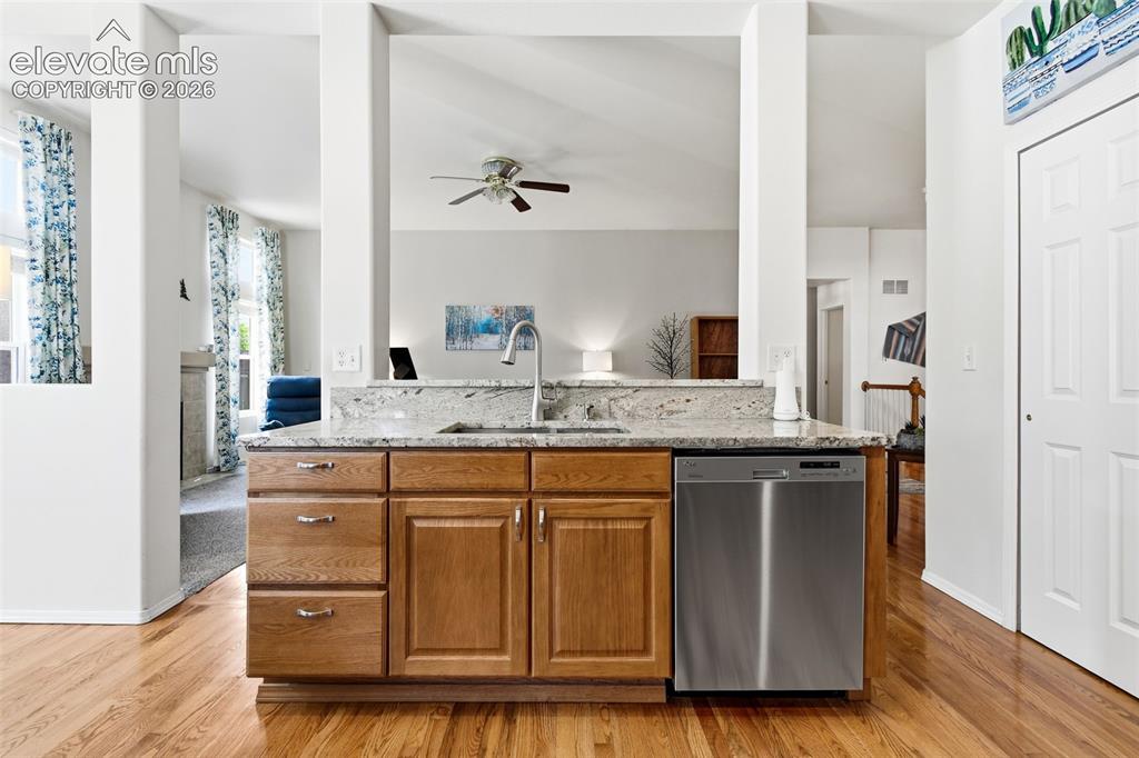 Image 17 of 50: Kitchen