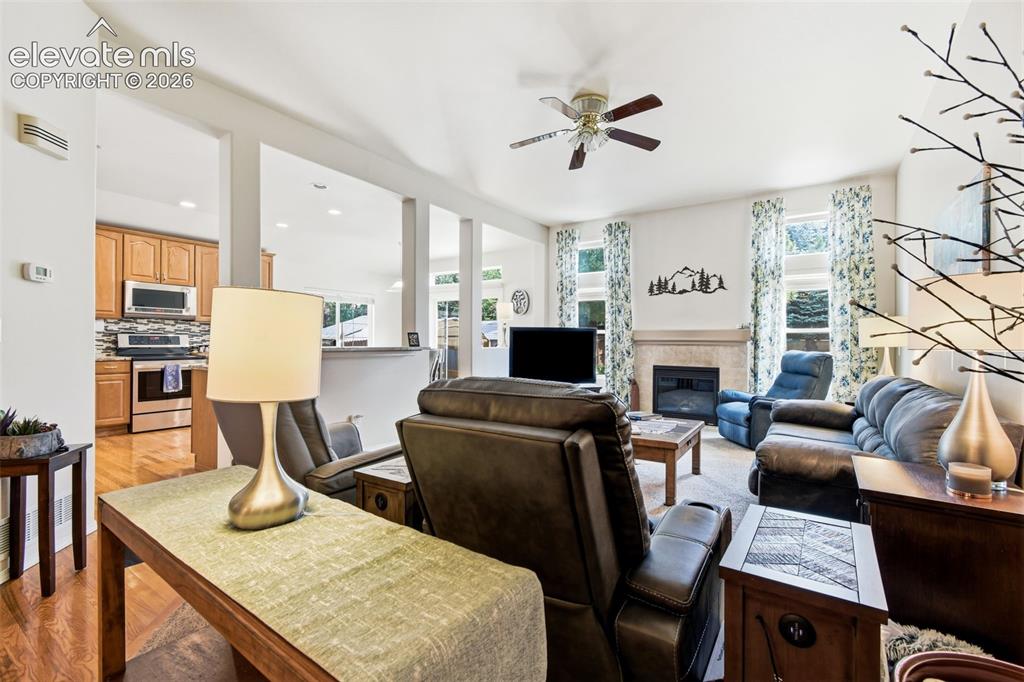 Image 8 of 50: Living Room
