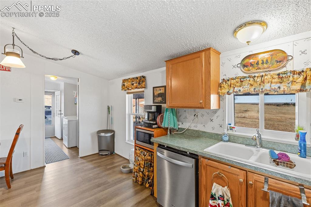 Image 14 of 47: Kitchen