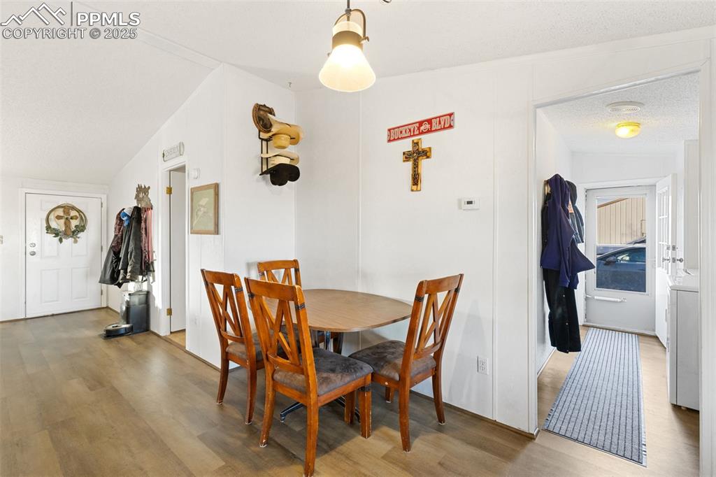 Image 19 of 47: Dining Area