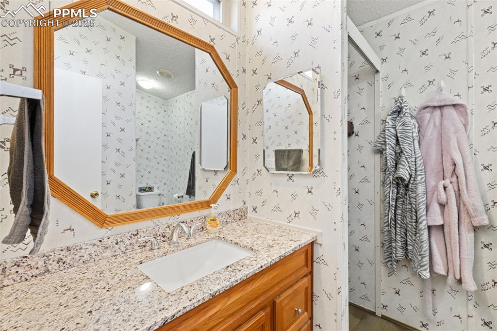 Image 25 of 47: Bathroom