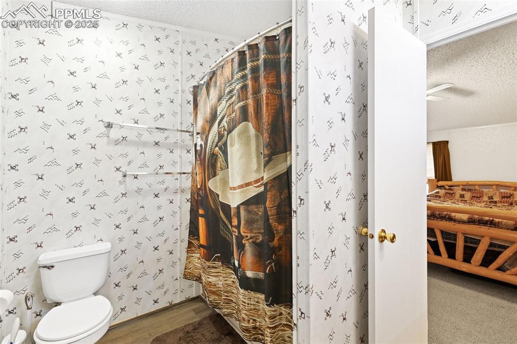 Image 26 of 47: Bathroom