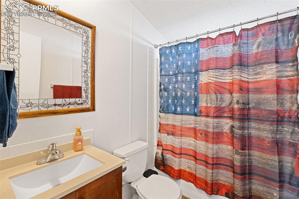 Image 29 of 47: Bathroom