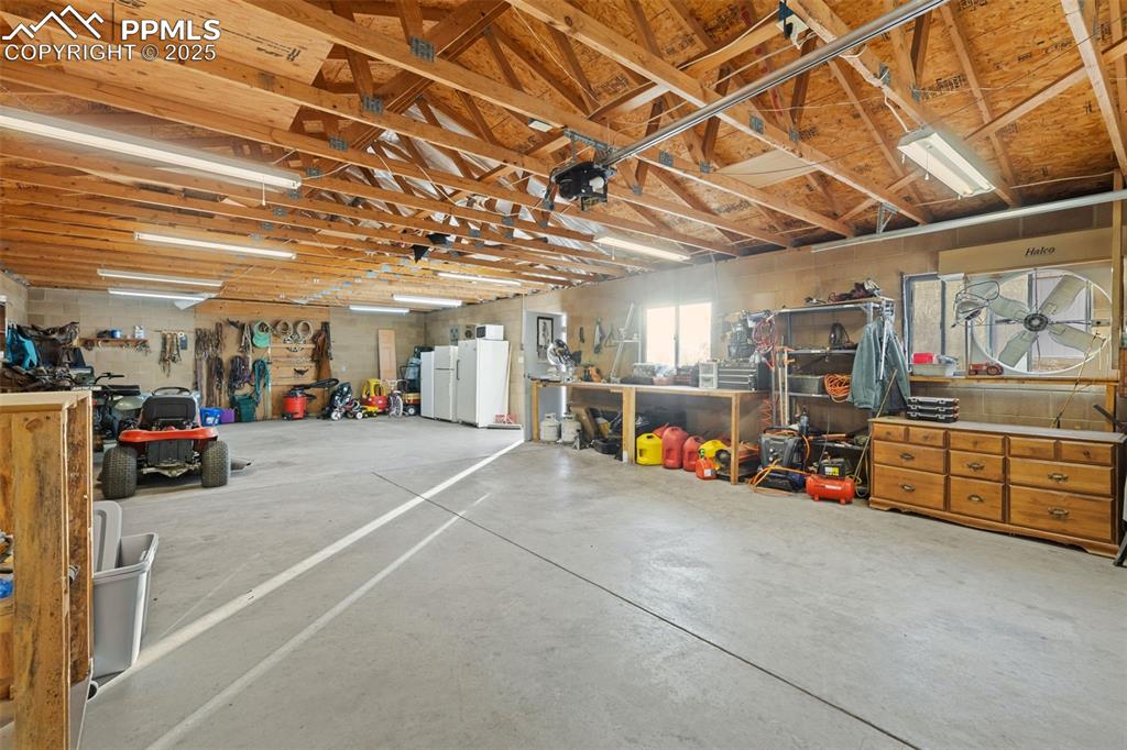 Image 35 of 47: Garage