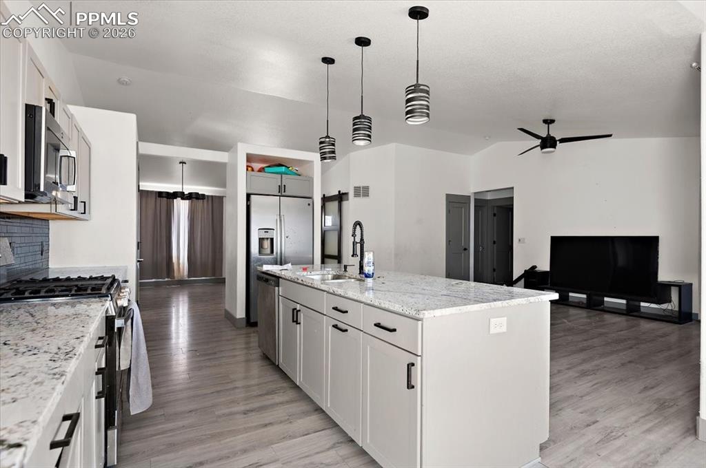 Image 10 of 25: Kitchen