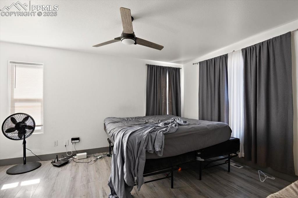 Image 17 of 25: Bedroom