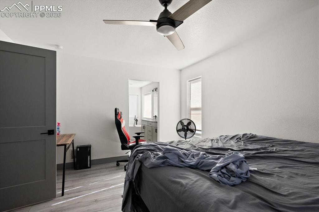 Image 18 of 25: Bedroom