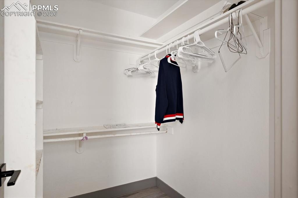 Image 20 of 25: Closet