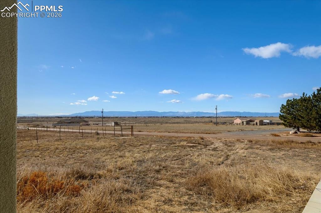 Image 22 of 25: Yard