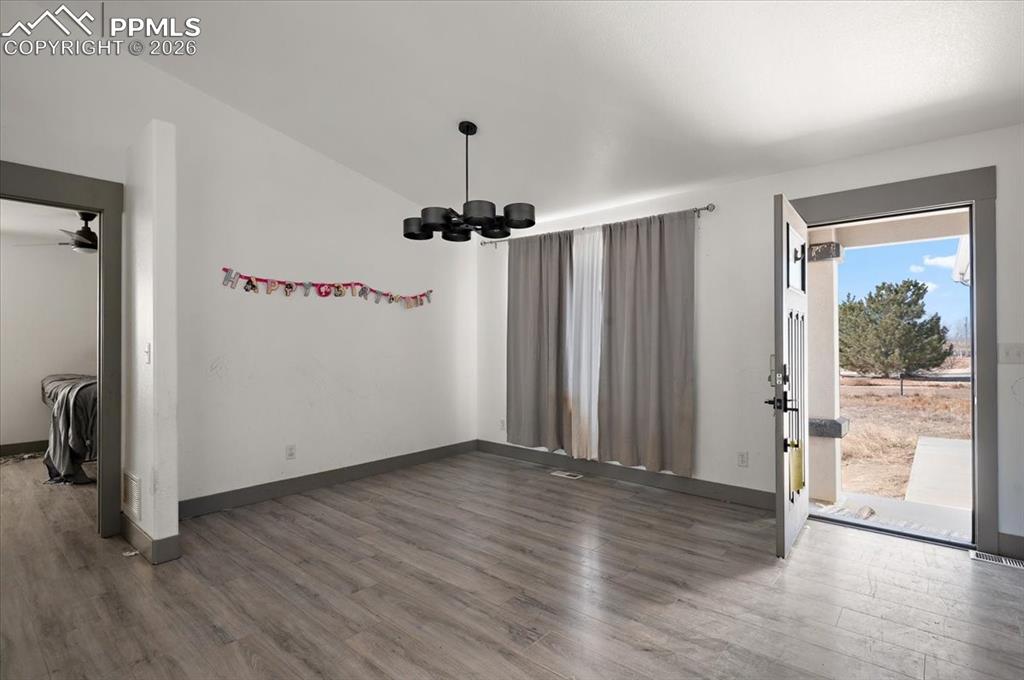 Image 3 of 25: Dining Area