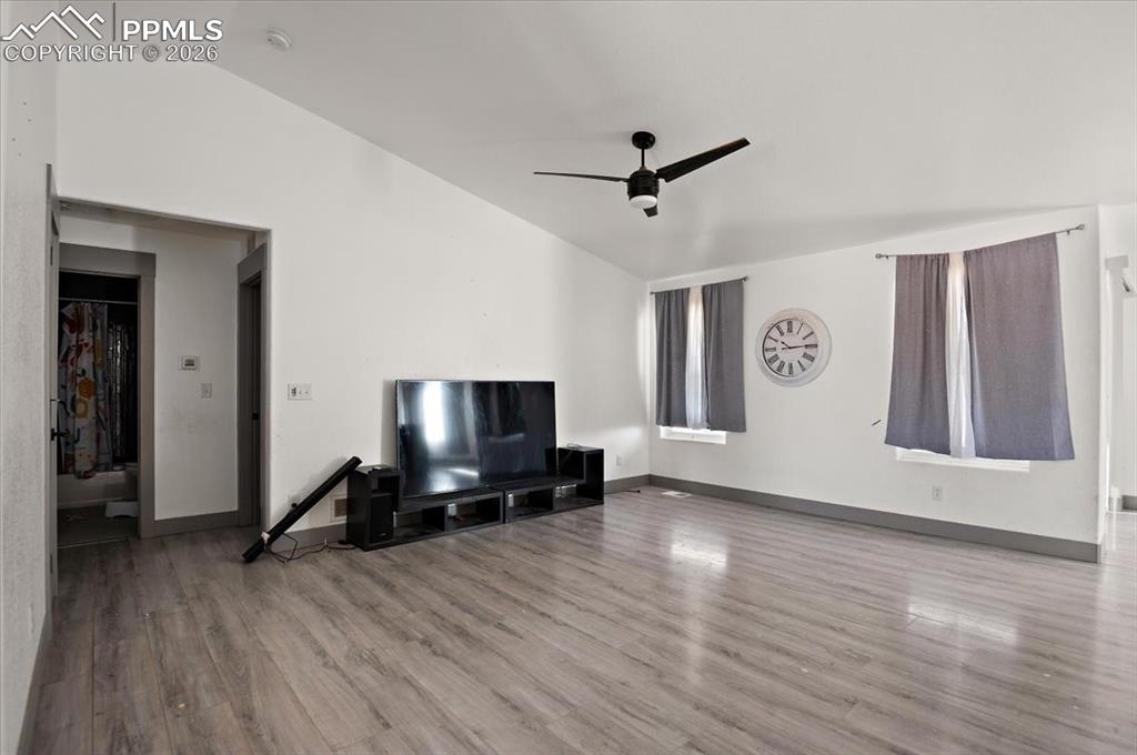 Image 4 of 25: Living Room