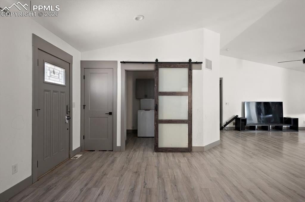 Image 5 of 25: Entry