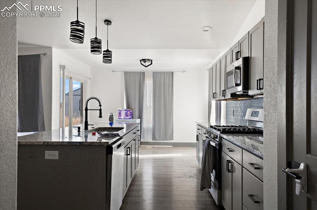 Image 6 of 25: Kitchen