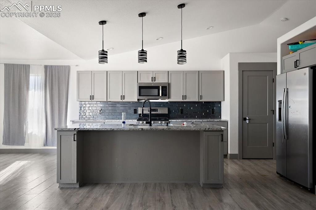 Image 7 of 25: Kitchen