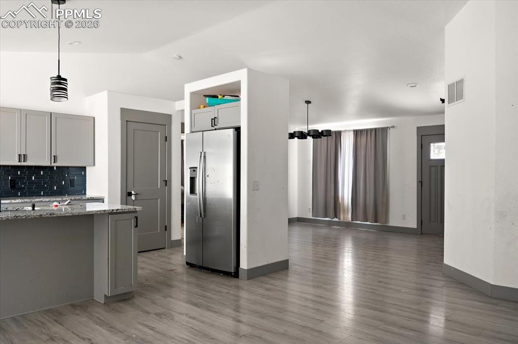 Image 8 of 25: Kitchen