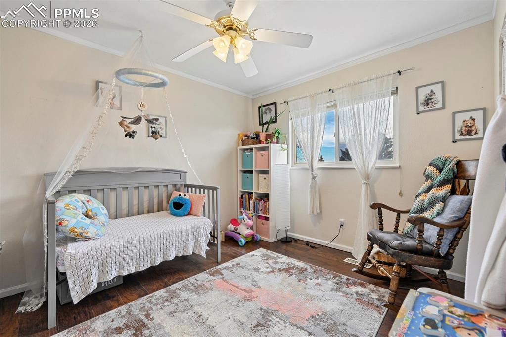 Image 11 of 18: Bedroom