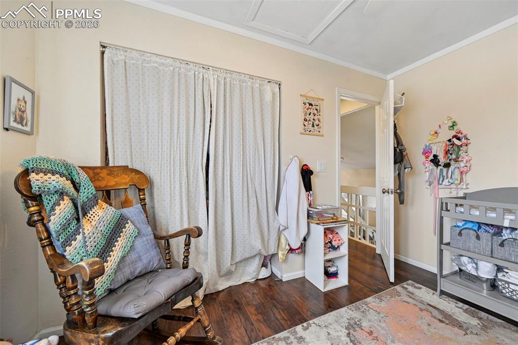 Image 12 of 18: Sitting Room