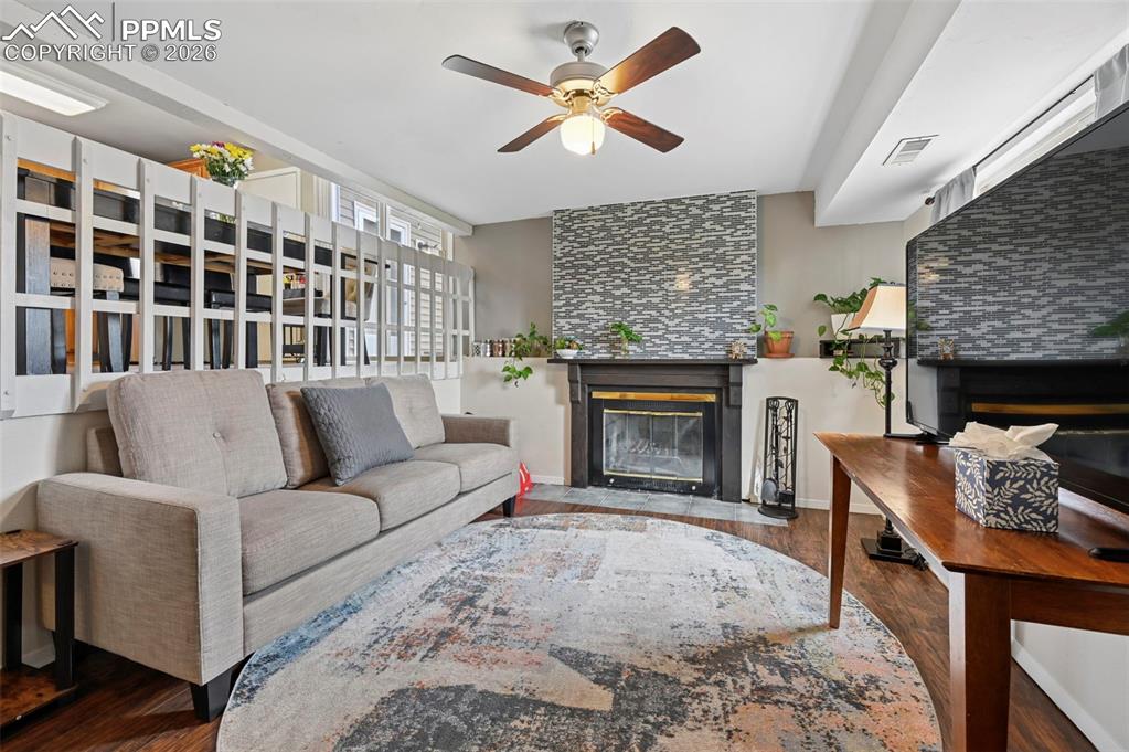 Image 14 of 18: Living Room