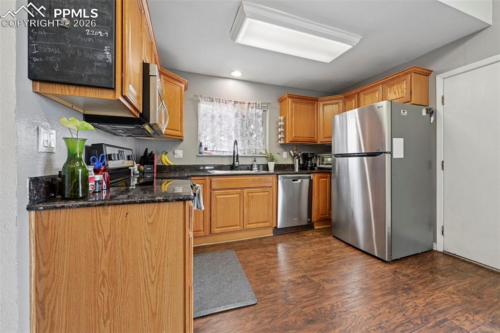 Image 5 of 18: Kitchen