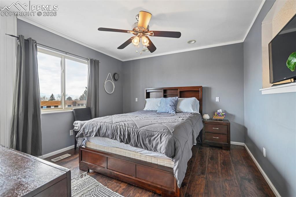 Image 8 of 18: Bedroom