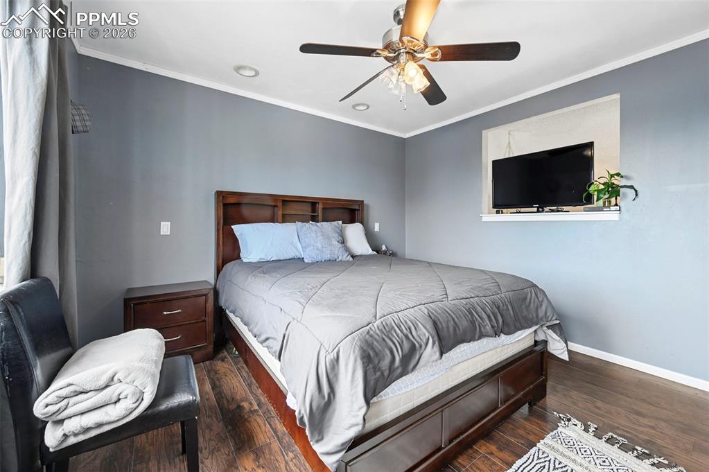 Image 9 of 18: Bedroom