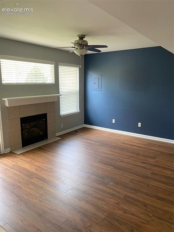 Image 2 of 3: Living Room