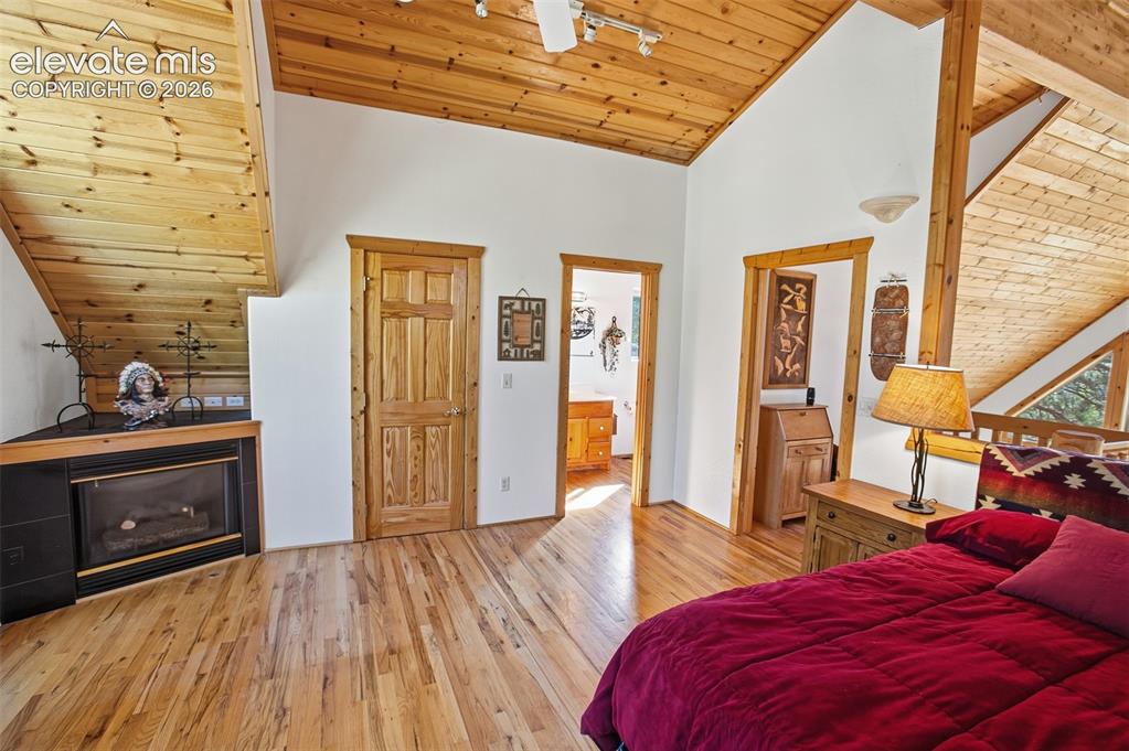 Image 11 of 21: Loft Master Bedroom