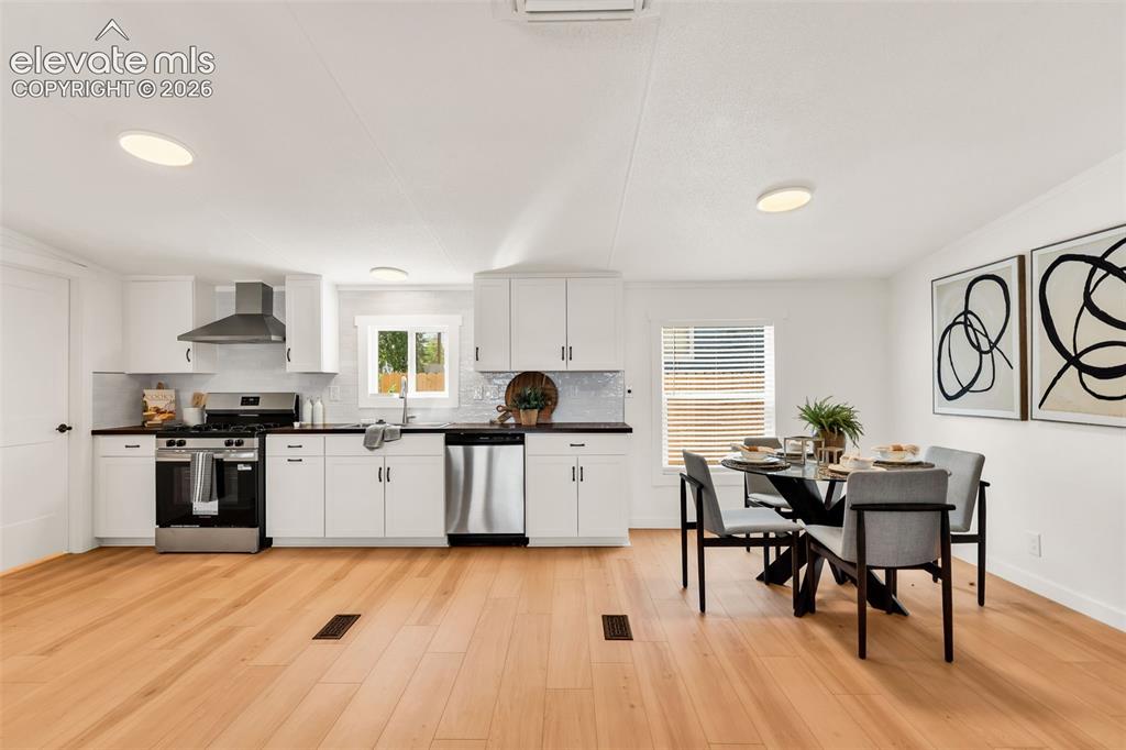 Image 12 of 49: Kitchen