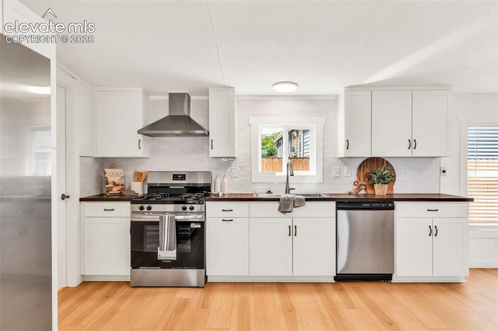 Image 13 of 49: Kitchen