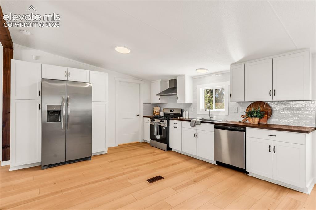 Image 14 of 49: Kitchen
