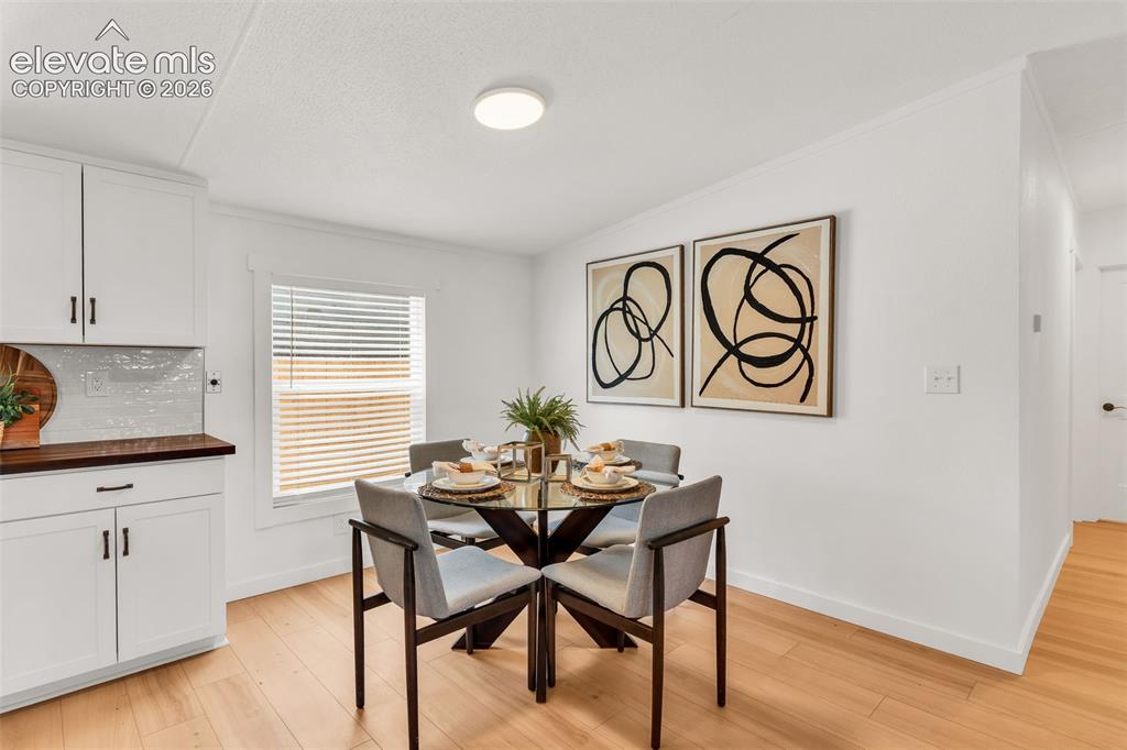 Image 16 of 49: Dining Area