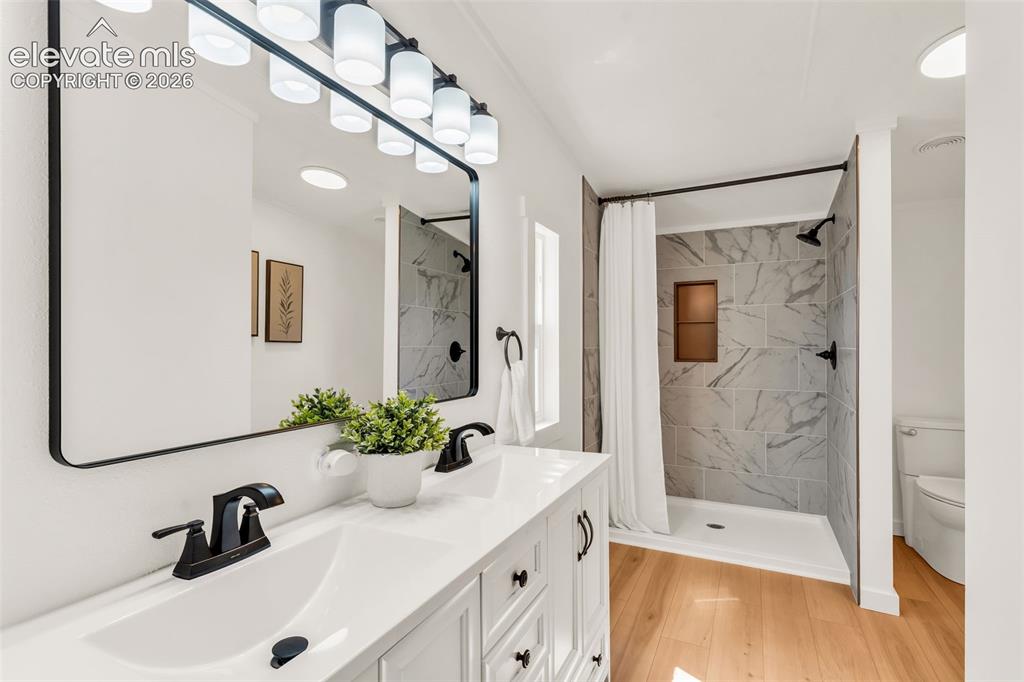Image 5 of 49: Bathroom