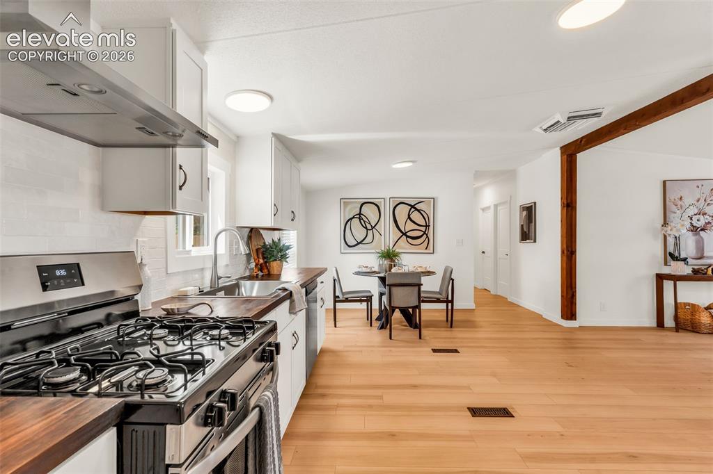 Image 7 of 49: Kitchen