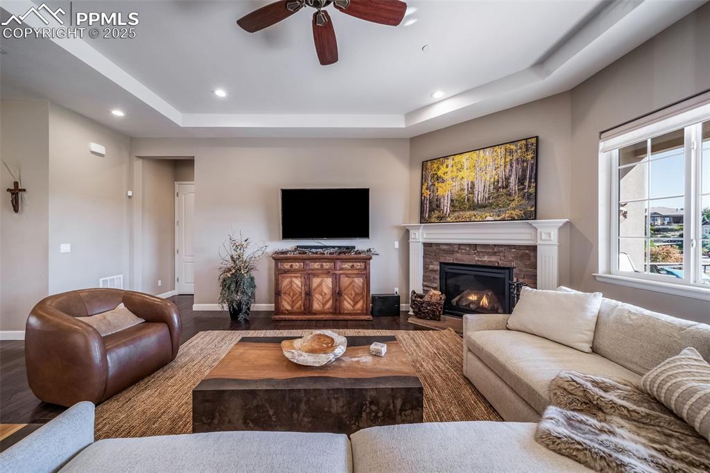 Image 13 of 50: Living Room